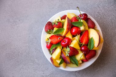 Çilek ve kirazlı taze yaz meyve salatası