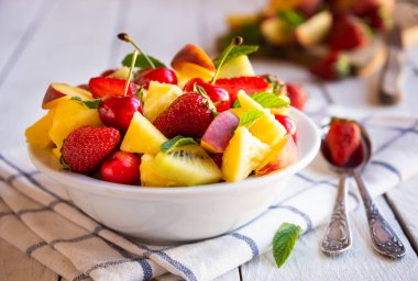 Çilek ve kirazlı taze yaz meyve salatası