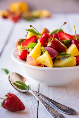 Çilek ve kirazlı taze yaz meyve salatası