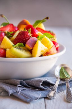 Çilek ve kirazlı taze yaz meyve salatası