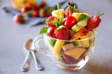 Çilek ve kirazlı taze yaz meyve salatası