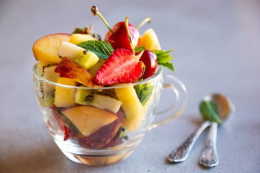 Çilek ve kirazlı taze yaz meyve salatası