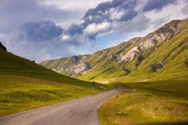 Dağlarda dolambaçlı bir yolu olan doğal manzara