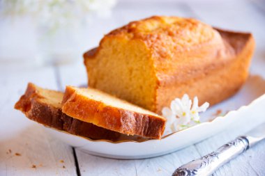 Beyaz ekmek ya da meyveli kek.