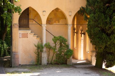 Yeşil ağaçlı güzel eski bina 