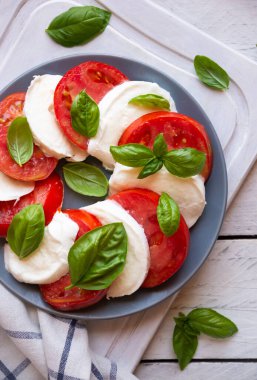 Peynirli, domatesli ve fesleğenli Caprese salatası.