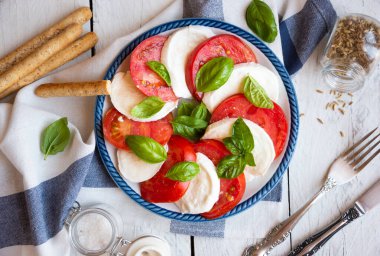 Peynirli, domatesli ve fesleğenli Caprese salatası.