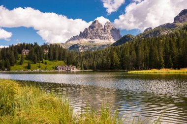 Dağlardaki güzel göl manzarası