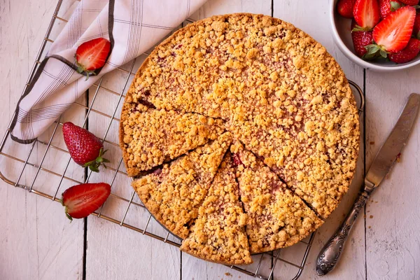 Delicious Crumble Cake Strawberry Wood — Stock Photo, Image