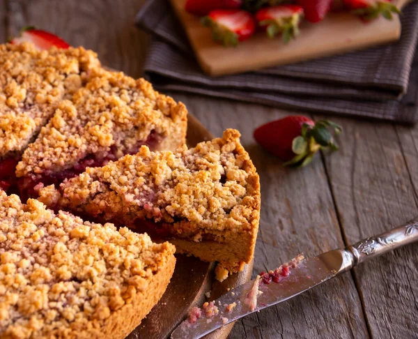 Delicious Crumble Cake Strawberry Wood — Stock Photo, Image