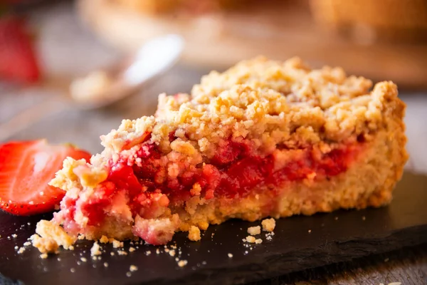 Delicious Crumble Cake Strawberry Wood — Stock Photo, Image