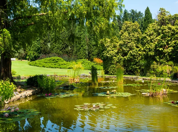 夏にイタリアのSigurta公園の美しい湖 — ストック写真