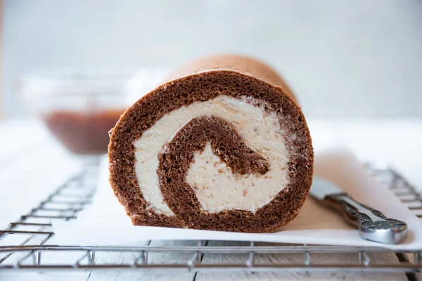 Rouleau Sucré Crème Essuyée Délicieux Gâteau Chocolat Maison — Photo