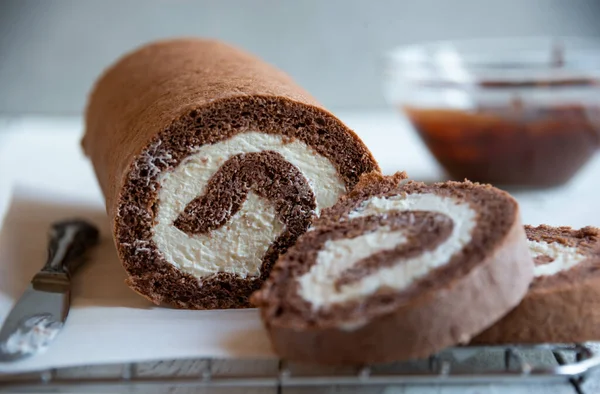 Rollo Dulce Con Crema Limpia Delicioso Pastel Chocolate Casero — Foto de Stock