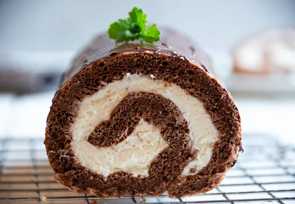 Zoete Rol Met Afgeveegde Room Heerlijke Zelfgemaakte Chocoladetaart — Stockfoto