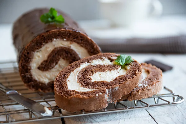 Süßes Brötchen Mit Sahne Leckerer Hausgemachter Schokoladenkuchen — Stockfoto