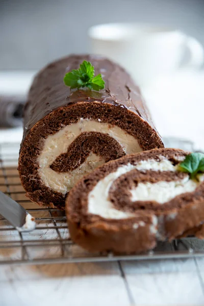 Süßes Brötchen Mit Sahne Leckerer Hausgemachter Schokoladenkuchen — Stockfoto