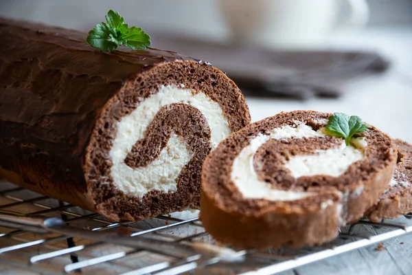 Silinmiş Kremalı Tatlı Rulo Lezzetli Yapımı Çikolatalı Pasta — Stok fotoğraf