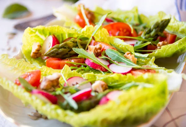 Salátalevélben Egészséges Ételben Vagy Snackben Felszolgált Zöldségsaláta — Stock Fotó