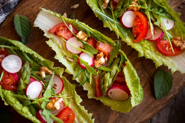 Insalata Verdure Servita Foglie Lattuga Cibo Sano Snack — Foto Stock