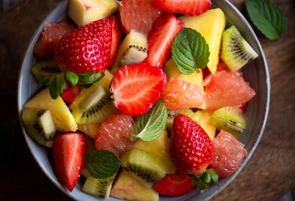 Ovocný Salát Nakrájeným Čerstvým Ovocem Mátovými Listy — Stock fotografie