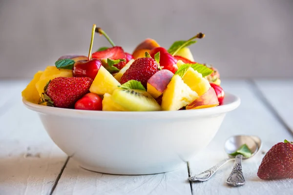 Salada Frutas Frescas Verão Com Morangos Cerejas — Fotografia de Stock