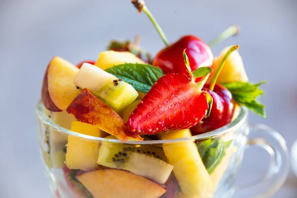 Frischer Sommer Obstsalat Mit Erdbeeren Und Kirschen — Stockfoto
