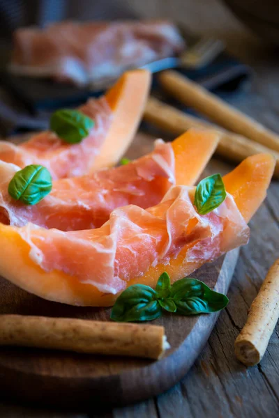 Melon Manis Segar Dengan Ham Prosciutto — Stok Foto