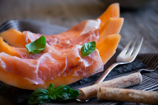 Melon Manis Segar Dengan Ham Prosciutto — Stok Foto