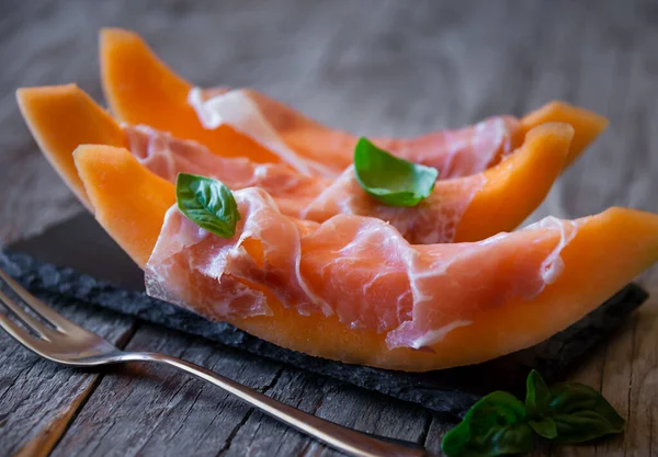 Melon Manis Segar Dengan Ham Prosciutto — Stok Foto