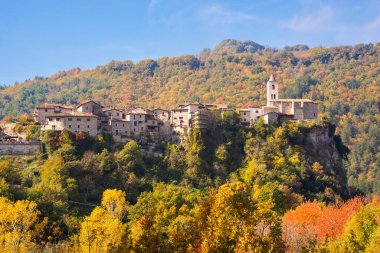 Renkli ağaçlarla çevrili küçük bir kasabayla sonbahar manzarası