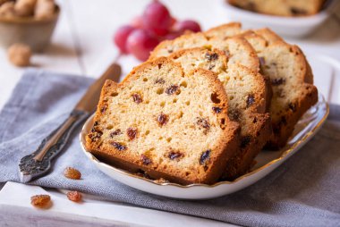 Kuru üzümlü tatlı meyveli pasta, lezzetli ev yapımı tatlı.