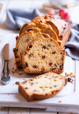 Kuru üzümlü tatlı meyveli pasta, lezzetli ev yapımı tatlı.