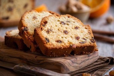 Kuru üzümlü tatlı meyveli pasta, lezzetli ev yapımı tatlı.