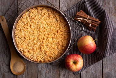 Elmalı turta, geleneksel ev yapımı tatlı pasta.