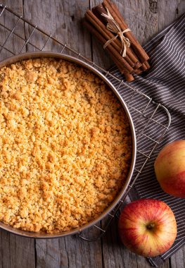 Elmalı turta, geleneksel ev yapımı tatlı pasta.