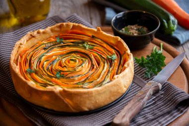 Havuçlu sebze turtası, kabak, sağlıklı yiyecek.