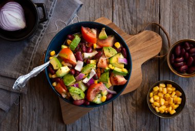 Diğer sebzeler, domatesler ve mısırlarla birlikte avokado salatası. Sağlıklı vejetaryen yemekleri