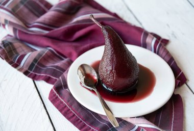 Kırmızı şarapla pişirilmiş armut, lezzetli ev yapımı tatlı.