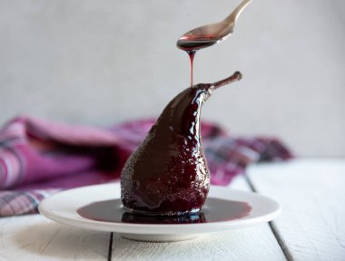 Kırmızı şarapla pişirilmiş armut, lezzetli ev yapımı tatlı.