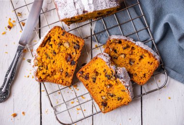 Fındıklı balkabağı ekmeği, geleneksel sonbahar tatlısı.