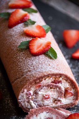 Beyaz kremalı lezzetli çilekli pasta, ev yapımı tatlı.