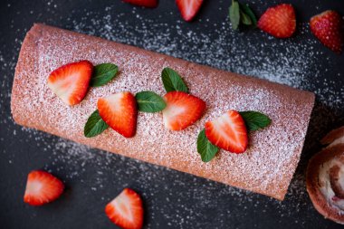 Beyaz kremalı lezzetli çilekli pasta, ev yapımı tatlı.