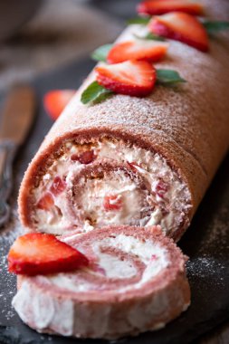 Beyaz kremalı lezzetli çilekli pasta, ev yapımı tatlı.