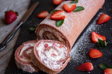 Beyaz kremalı lezzetli çilekli pasta, ev yapımı tatlı.