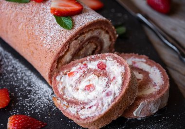 Beyaz kremalı lezzetli çilekli pasta, ev yapımı tatlı.