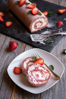 Beyaz kremalı lezzetli çilekli pasta, ev yapımı tatlı.