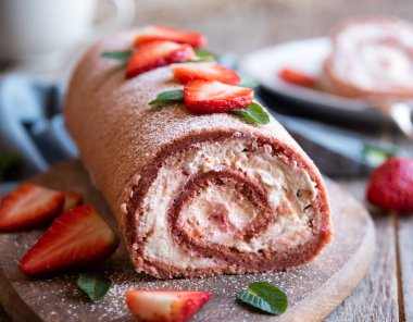 Beyaz kremalı lezzetli çilekli pasta, ev yapımı tatlı.