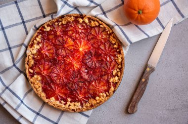 Tatlı meyveli pasta, portakallı fırında tatlı.