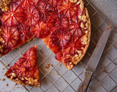 Tatlı meyveli pasta, portakallı fırında tatlı.